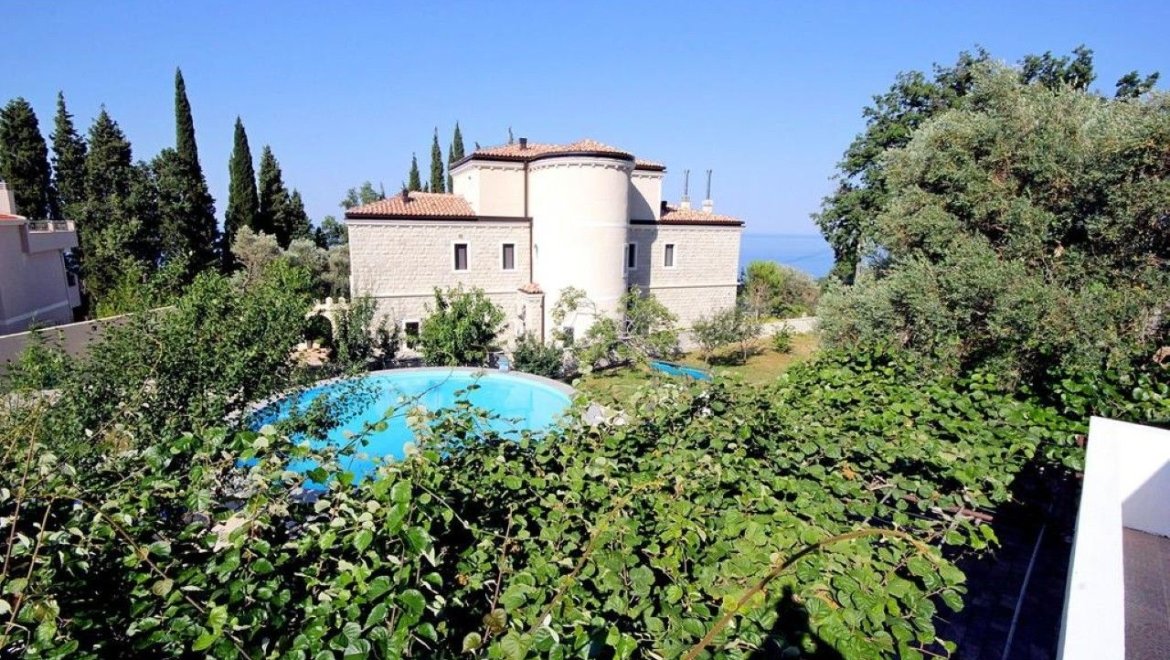 rezevici house with pool for sale